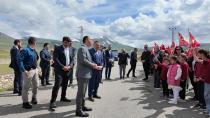 Minik Yüreklerden Vali Taşolar’a Sevgi Koridoru
